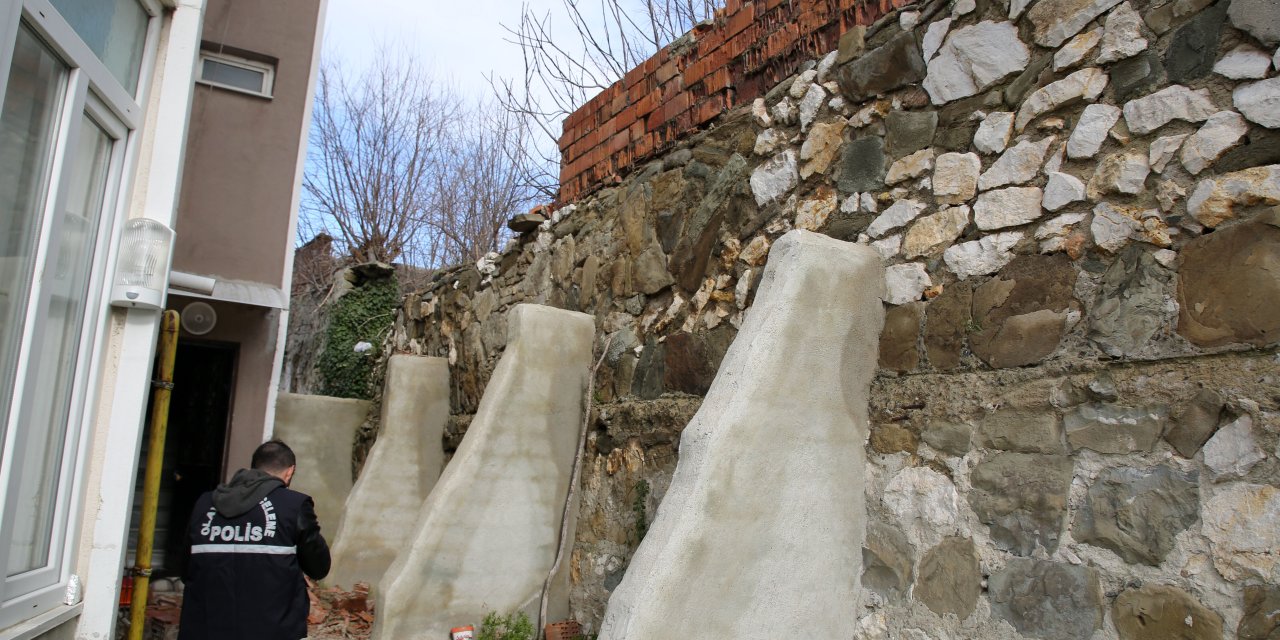 Üzerine Duvar Devrilen Kadın Ağır Yaralandı