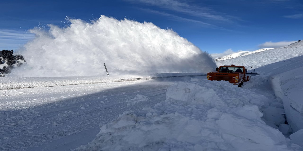 Ardahan-Artvin kara yolundaki Sahara Geçidi'nin Yaylalar mevkisinde çığ düştü.
