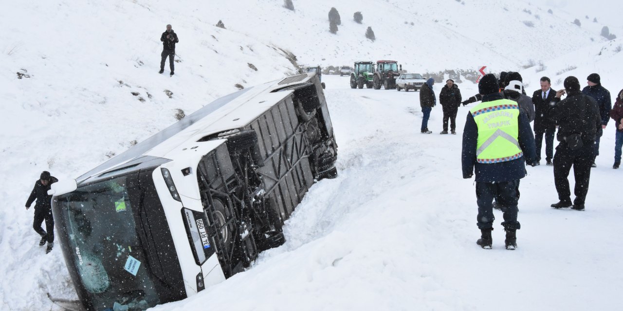 Cenazeden Dönenleri Taşıyan Yolcu Otobüsü Devrildi: 14 Yaralı (2)