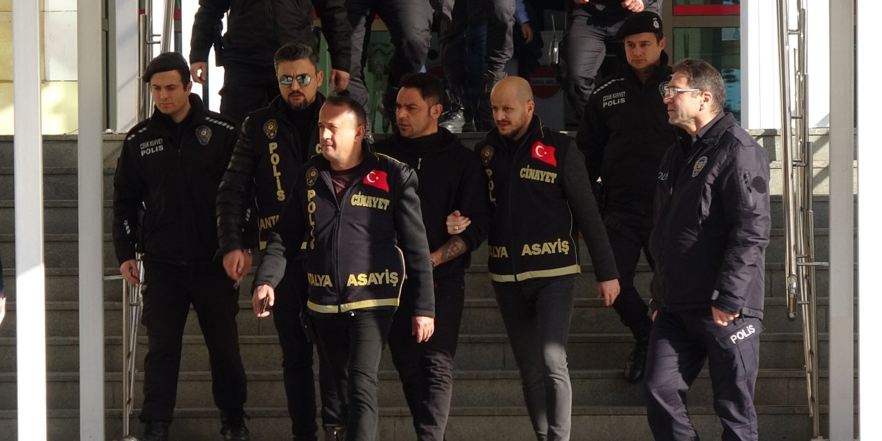 Motokurye İle Baldızını Öldüren Şüpheli, Eşi Ve Arkadaşıyla Adliyede (4)