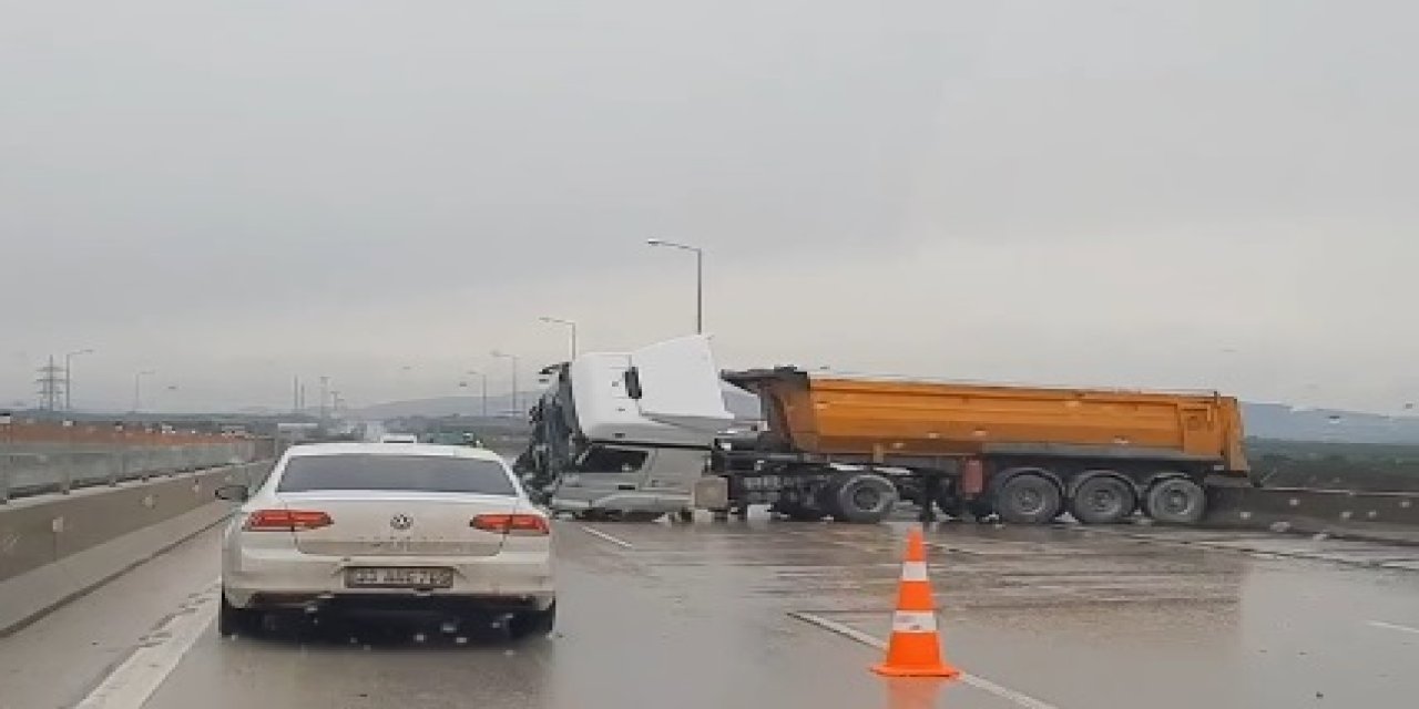 Mersin'de Minibüse Çarpan Tır'ın Şoförü Öldü