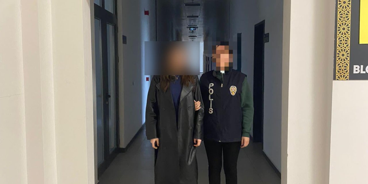 Müstehcen Yayın Yapan Kadın Serbest