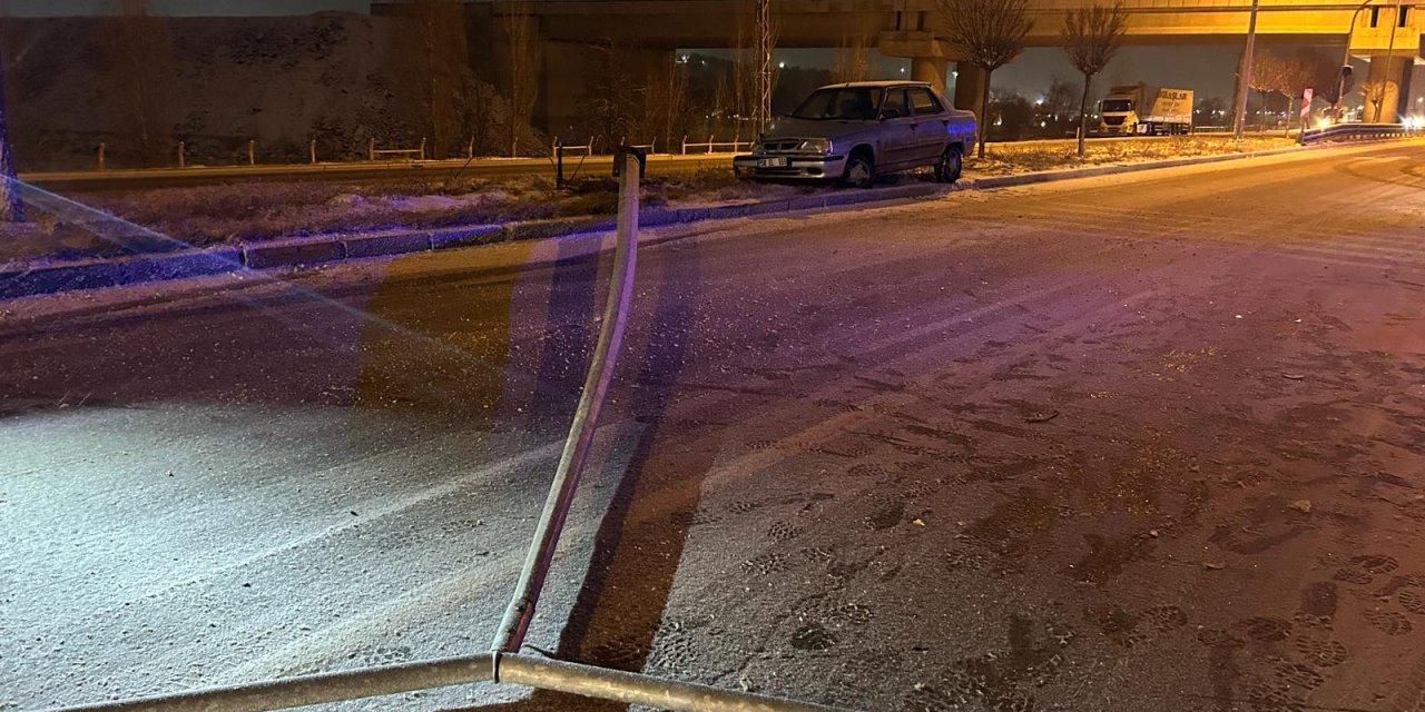 Otomobilin Çarptığı Aydınlatma Direği Devrildi; Polisler Son Anda Kurtuldu