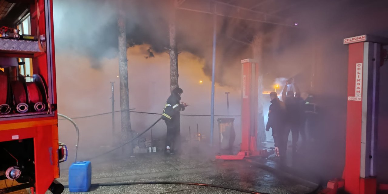 Siirt’te Oto Tamircide Çıkan Yangın, İtfaiye Ekiplerince Söndürüldü