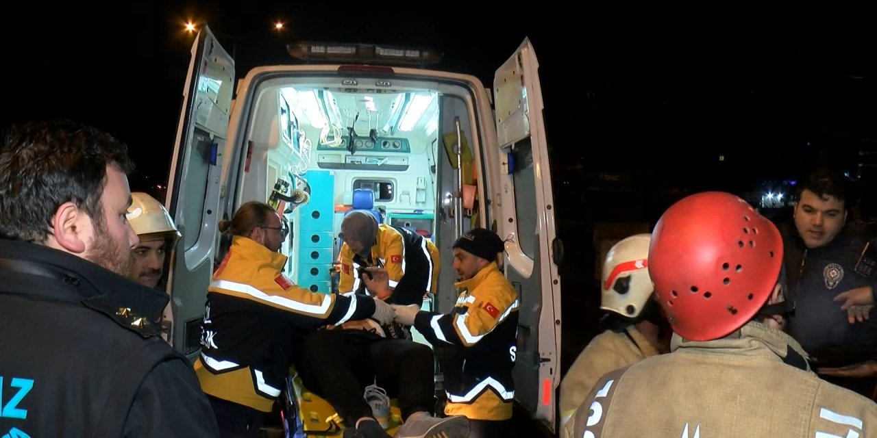 Pendik'te Ağaca Çarpan Otomobil Takla Attı: 3 Yaralı