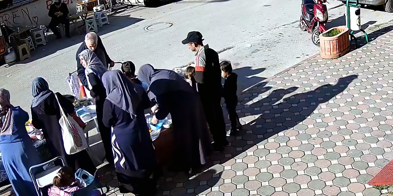 Çocuğuyla Pazarda Gezip, Kadının Cep Telefonunu Çaldı