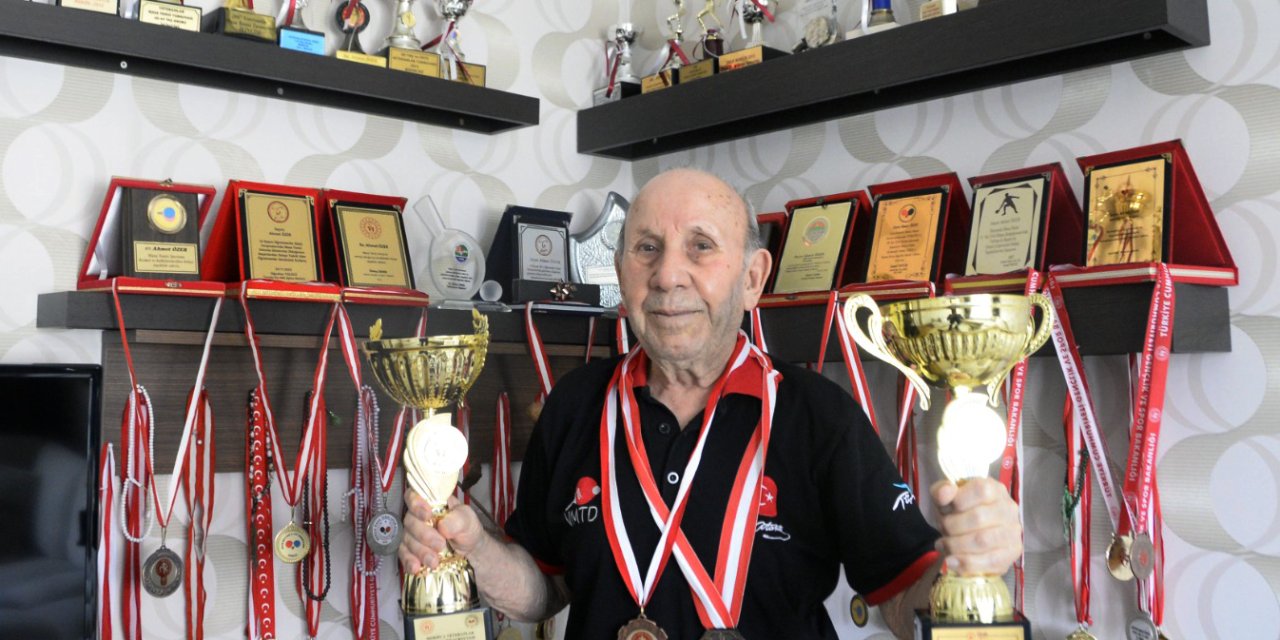 Şampiyon Masa Tenisçisi, 87 Yaşında Raket Sallıyor