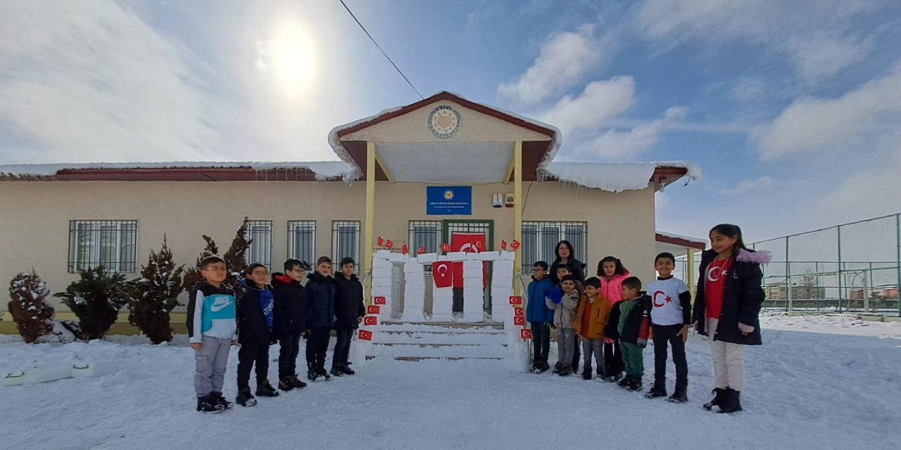 Kardan Anıtkabir Yapıp, Önünde İstiklal Marşı'nı Okudular