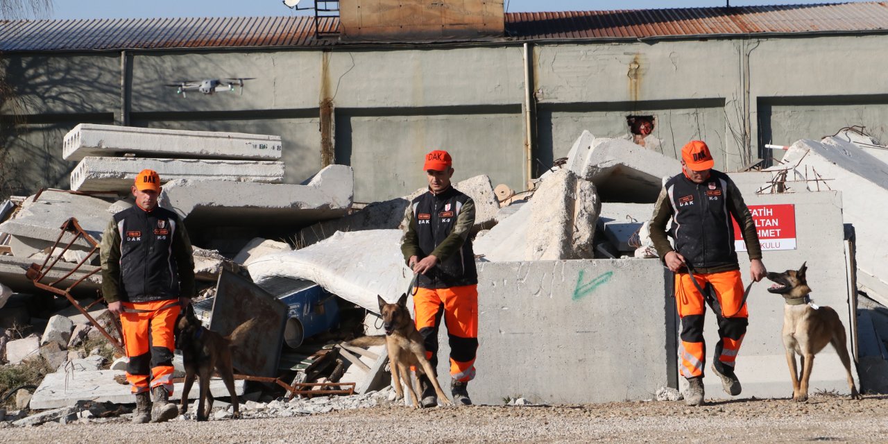 Dak Taburu'nun Özel Köpekleri, Enkazda 10 Metre Derinlikte Canlı Bulabiliyor