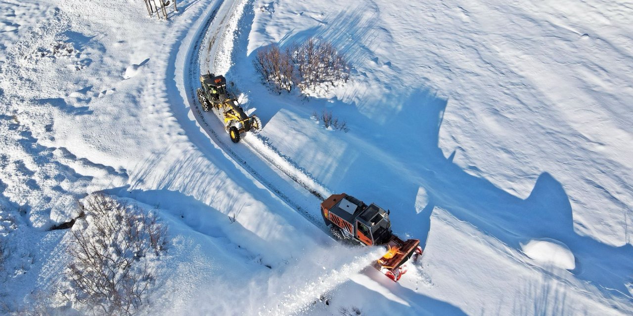 Tunceli Ve Bingöl'de 467 Köy Yolu Kardan Kapandı