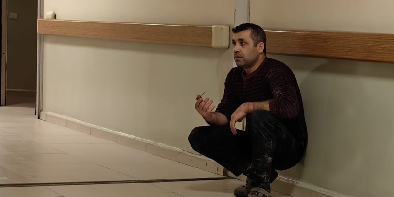 Eline Saplanan Çivi İle Hastaneye Geldi