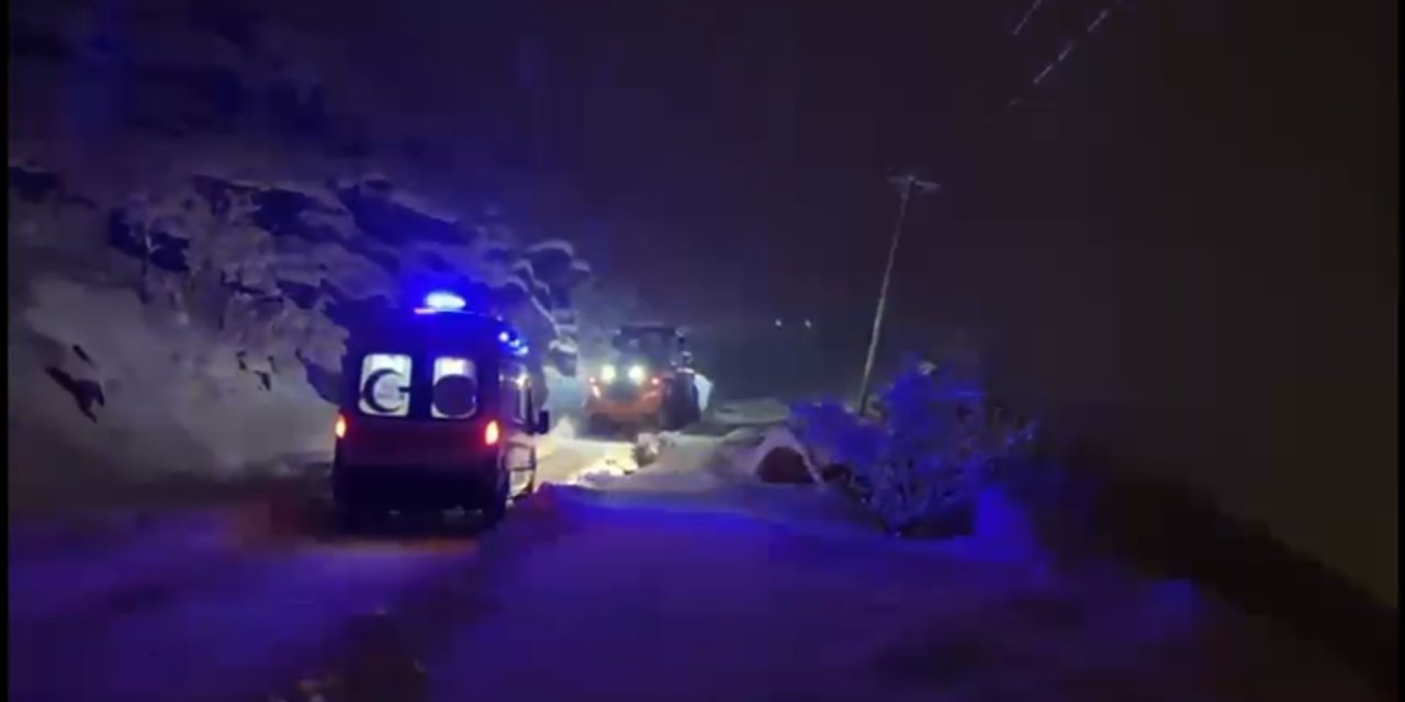 Kardan Yolu Kapanan Köydeki Hasta, 3 Saatlik Çalışmayla Hastaneye Ulaştırıldı