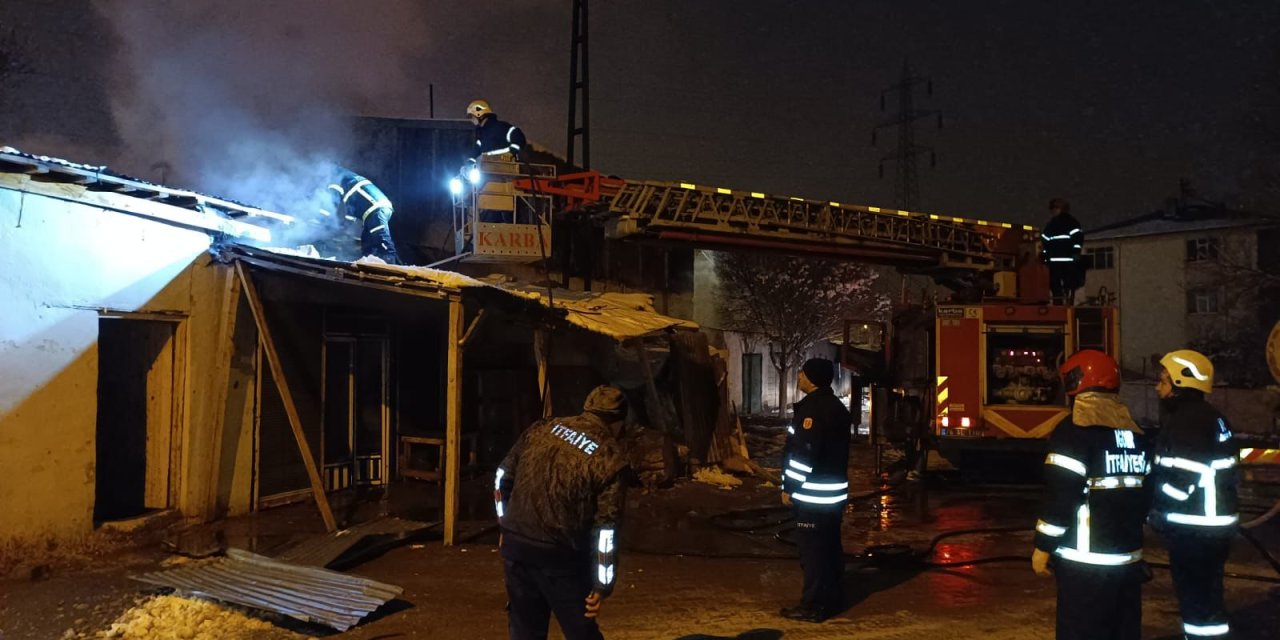 Elektrikli Battaniyeden Çıkan Yangında Ev Ve Dükkan Kullanılamaz Hale Geldi