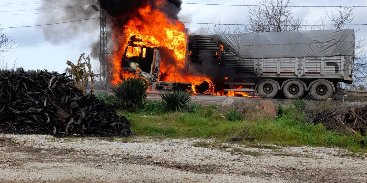 Arızalanınca Sürücüsünün Tamirci Aramaya Gittiği Tır, Yandı