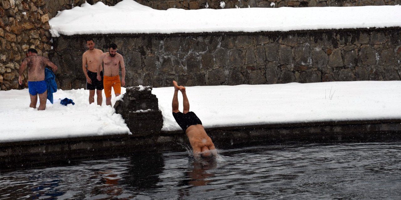 Sıfırın Altında 6 Derecede Gölete Girdiler