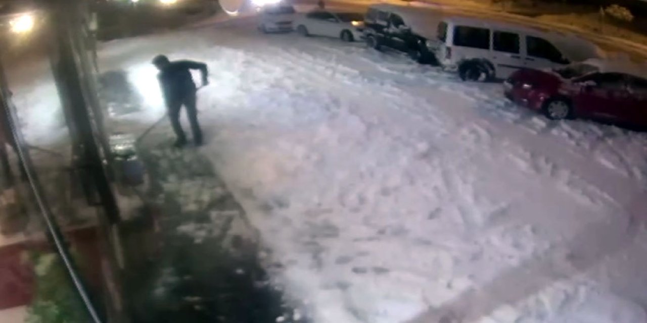 Çatıdan Düşen Kar Kütlesinin Altında Kalmaktan Son Anda Kurtuldu