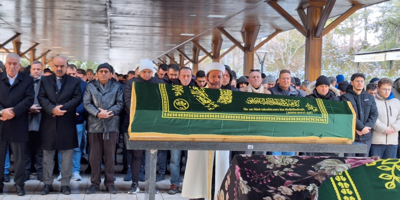 Düzce’de Kazada Ölen Baba Ve Kızı, Aksaray’da Toprağa Verildi