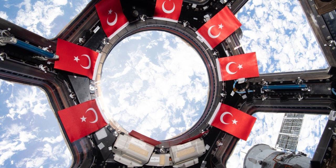 Gezeravcı’dan Türk Bayraklı Paylaşım