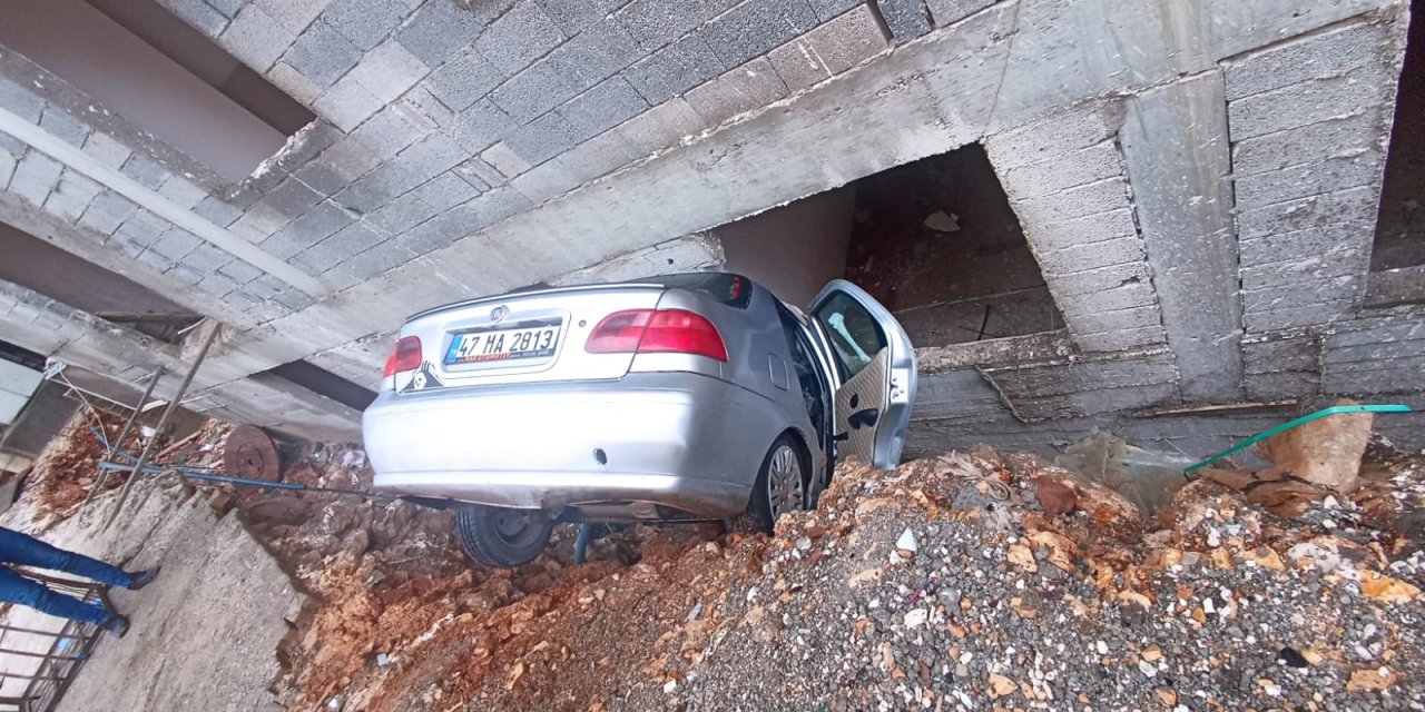 Otomobil, İnşaat İle İstinat Duvarı Arasındaki Boşluğa Düştü