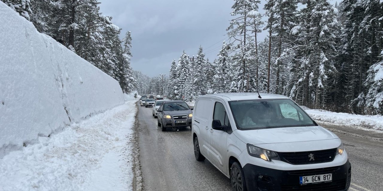 Karla Kaplı Abant'ta Hafta Sonu Tatilci Yoğunluğu