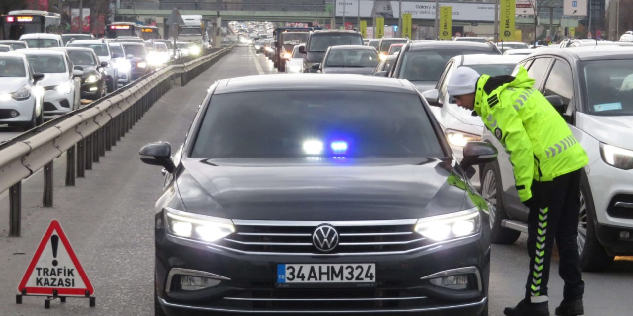Üsküdar'da Denetim; Polisi Gören Bazı Sürücüler Şerit Değiştirerek Uzaklaşmaya Çalıştı