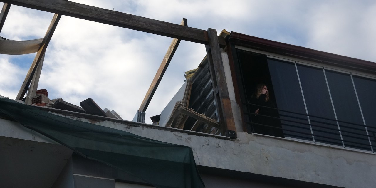 Teras Katında Tadilat Yaparken, Ahşap Çatı Üzerine Devrildi