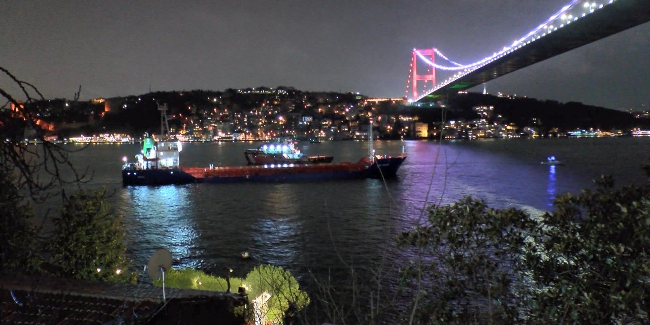 (Ek Bilgi Ve Fotoğrafla) İstanbul Boğazı'nda Gemi Trafiği Askıya Alındı