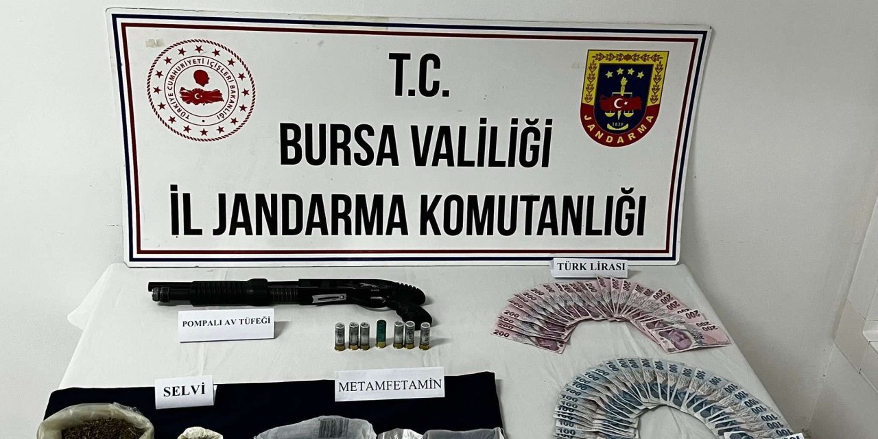 Jandarmayı Görünce Yere Attıkları Poşetten Uyuşturucu, Silah Ve Para Çıktı; 2 Gözaltı