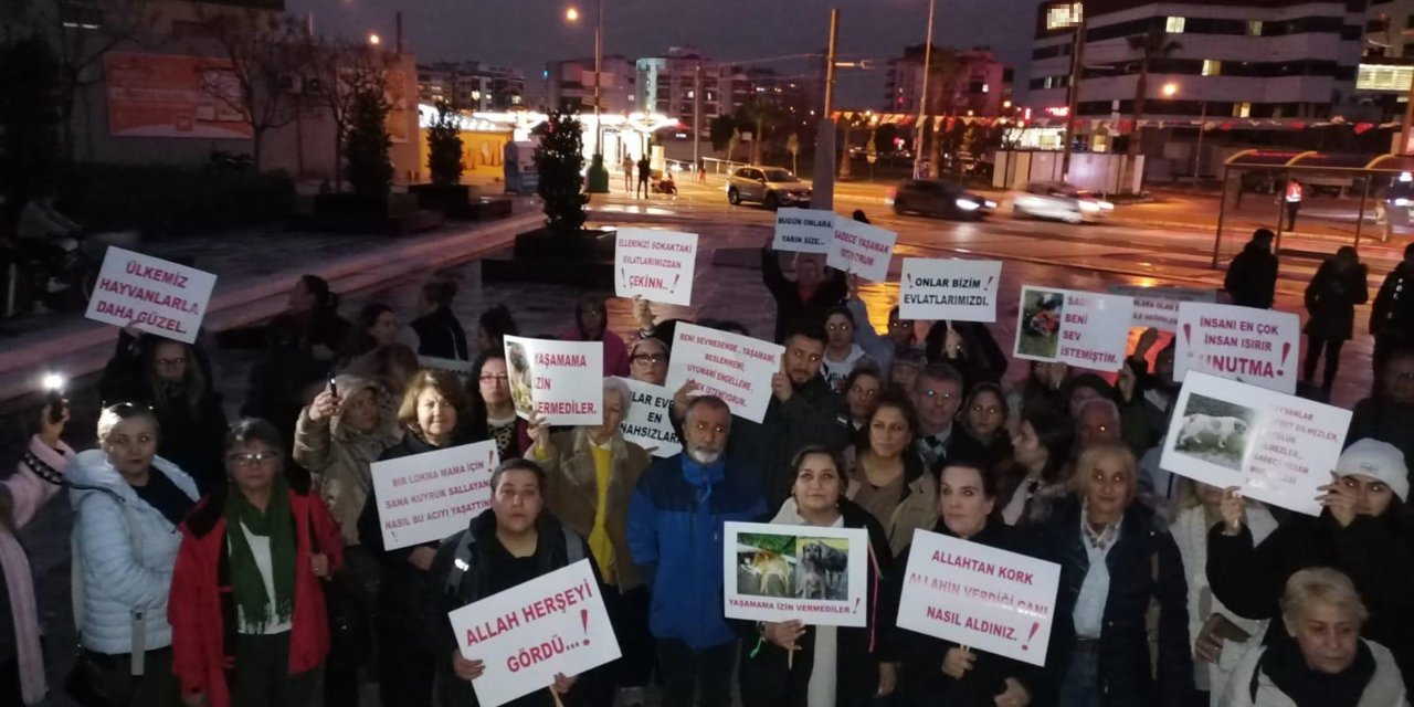 İzmir'de Hayvanseverler Köpek Ölümlerine Tepki İçin Yürüyüş Düzenledi