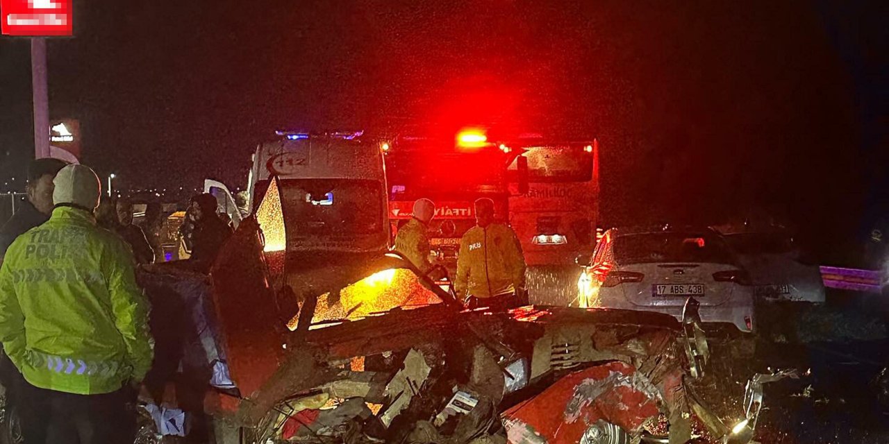 Akhisar'da Zincirleme Kaza: 2 Ölü, 2 Yaralı