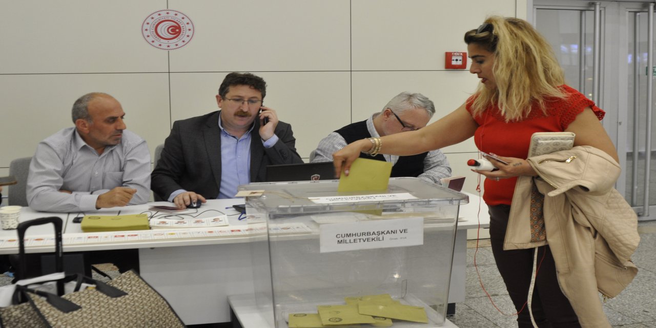 Gezmek için geldikleri Türkiye'de oylarını Sarp Sınır Kapısı'nda kullandılar