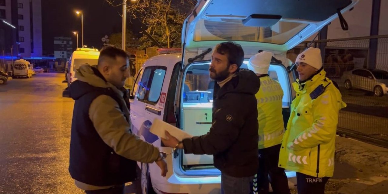 Kartal'da Polisten Kaçan Alkollü Sürücü Kaza Yaptı; Otomobilde Köpeğini Aradı