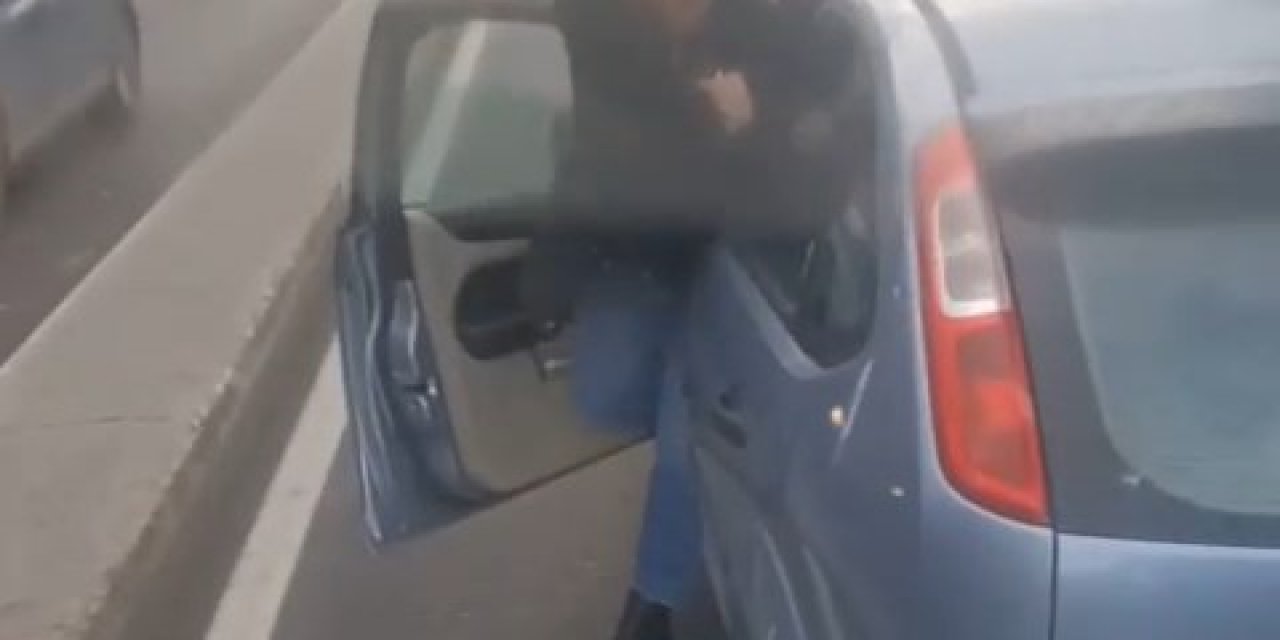 Maltepe'de Yol Verme Kavgası; Yolcu Minibüsünün Önünü Kesti