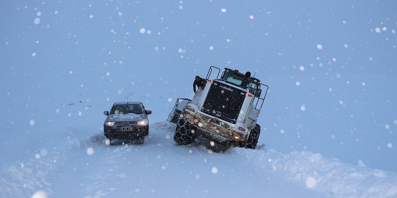 Sağlıkçılara Yol Açan İş Makinesi Kara Saplandı