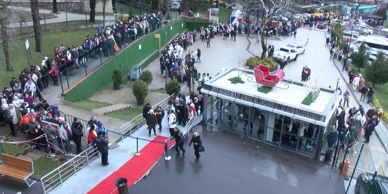 Uludağ'a Teleferikle Çıkmak İsteyenler, 1 Kilometre Kuyruk Oluşturdu