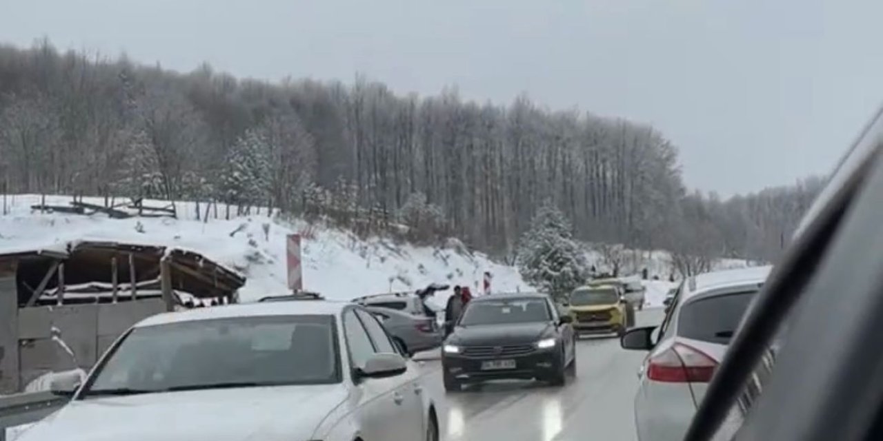 Uludağ'a Teleferikle Çıkmak İsteyenler, 1 Kilometre Kuyruk Oluşturdu (2)