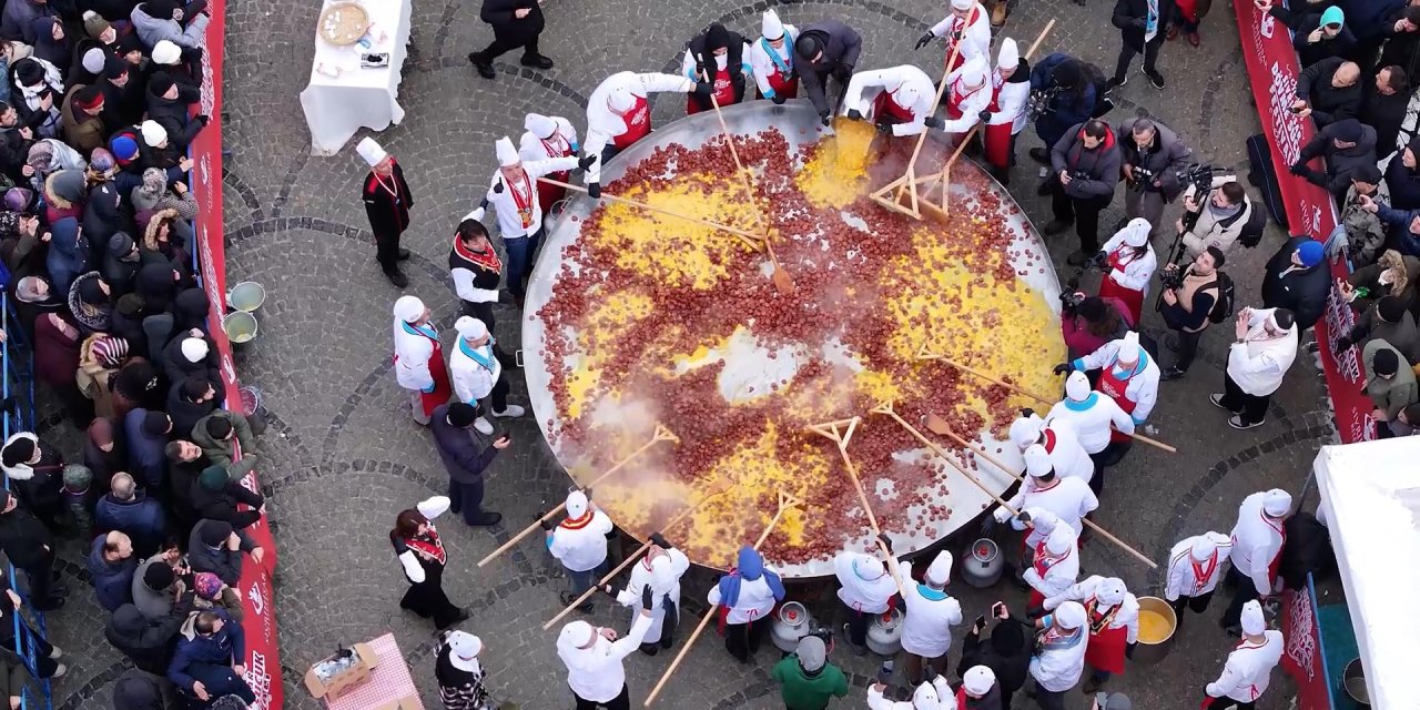 Festivalde 7,5 Ton Sucuk Dağıtıldı, Dev Tavada Sucuklu Yumurta Pişirildi
