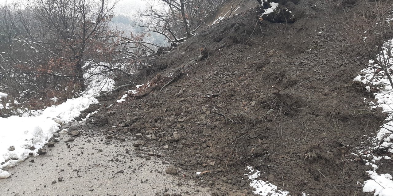 Karabük'te Heyelan; Yol Kapandı