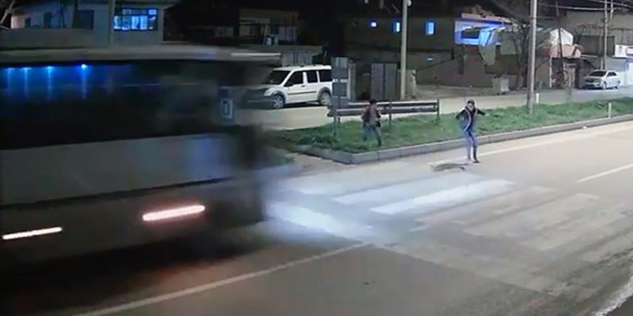 Arkadaşıyla Şakalaşırken Yola Çıkan Çocuk Minibüsün Çarpmasıyla Öldü; Kaza Anı Kamerada