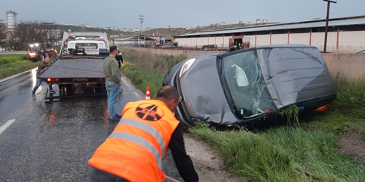Çorum'da hafif ticari araç ile otomobil çarpıştı, 9 kişi yaralandı