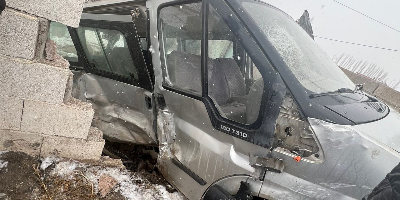 Tarım İşçilerini Taşıyan Minibüs İle Hafif Ticari Araç Çarpıştı: 8 Yaralı