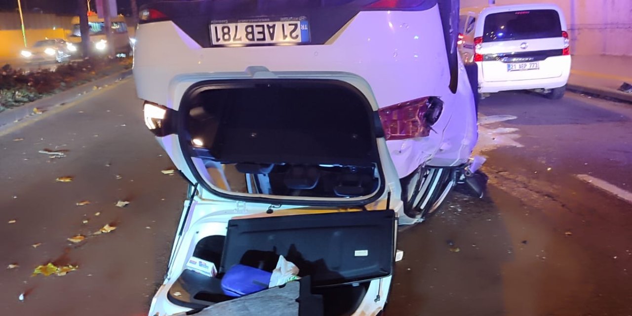 Hafif Ticari Araçla Çarpışan Otomobil Takla Attı: 3 Yaralı