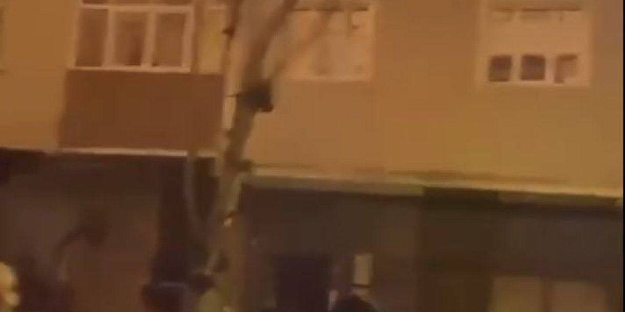 Tuzla'da 2 Katlı Binanın Çatısı Alev Alev Yandı