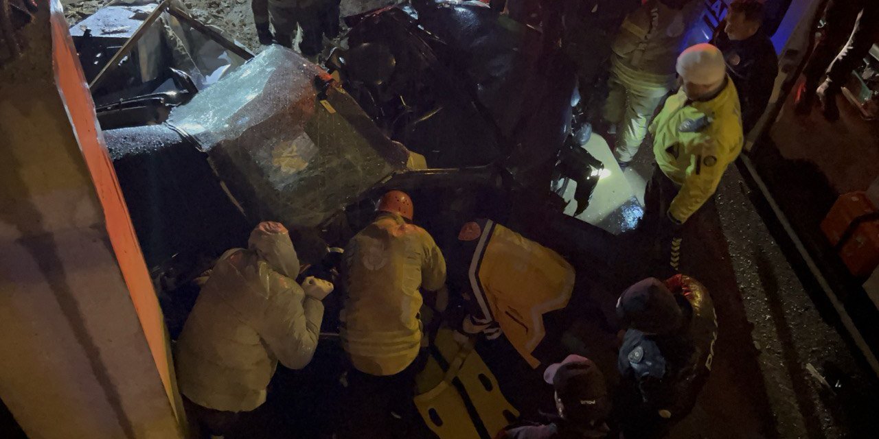 Kartal'da Otomobil Üst Geçidin Direklerine Çarptı: 1 Ölü, 1 Yaralı