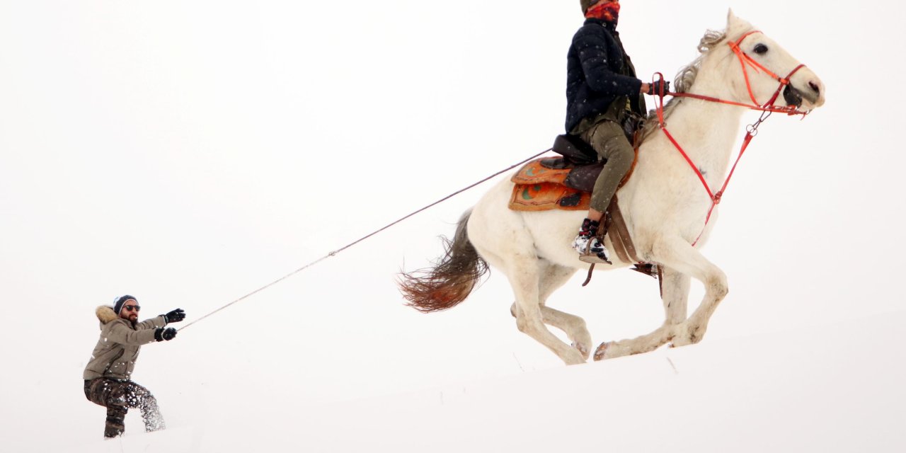 Erzurum Ovası'nda Atlı Kayak