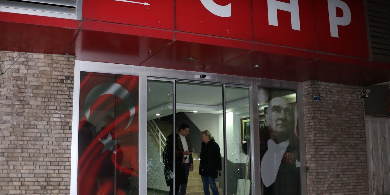Antalya'da Chp İl Binasına Taşlı Saldırı