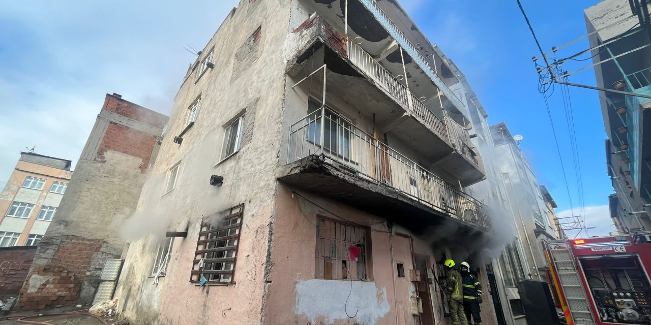 Yangında Mahsur Kalan 2’si Çocuk 4 Kişi, Dumandan Etkilendi
