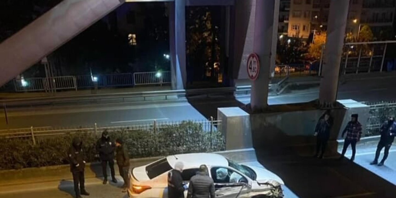 Refüje Çarpan Otomobildeki 2 Arkadaş Öldü