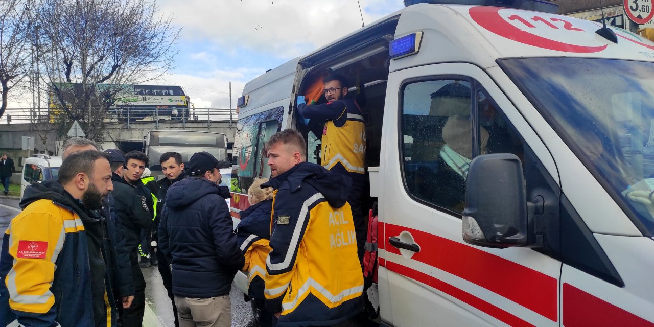 Beyoğlu'nda Virajı Alamayan İett Otobüsü Alt Geçit Duvarına Çarptı: 7 Yaralı