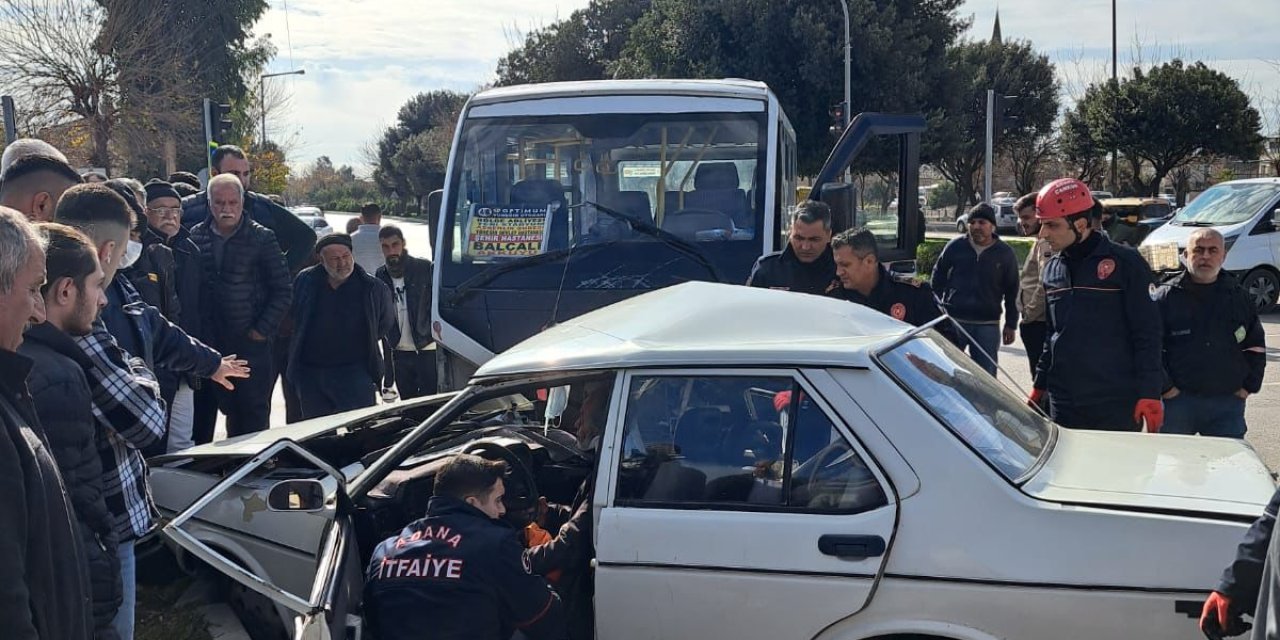 Adana'da Yolcu Minibüsüyle Otomobil Çarpıştı; 1'i Ağır, 9 Yaralı